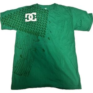 Retired Y2K Men’s DC sz medium  top green short sleeves B1
